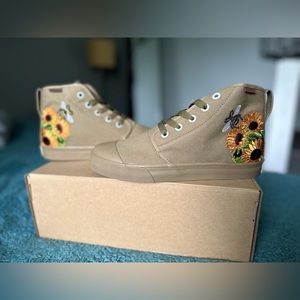 Bangs BRAND NEW size 6, sunflower embroidered high top sneakers
